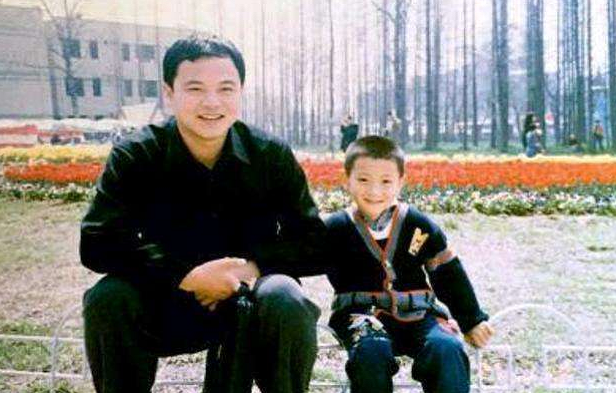 黄子韬父亲离世，追悼会从简举行，鹿晗等人送