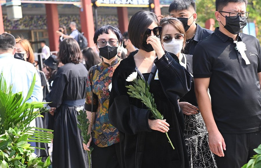 黄子韬父亲离世，追悼会从简举行，鹿晗等人送