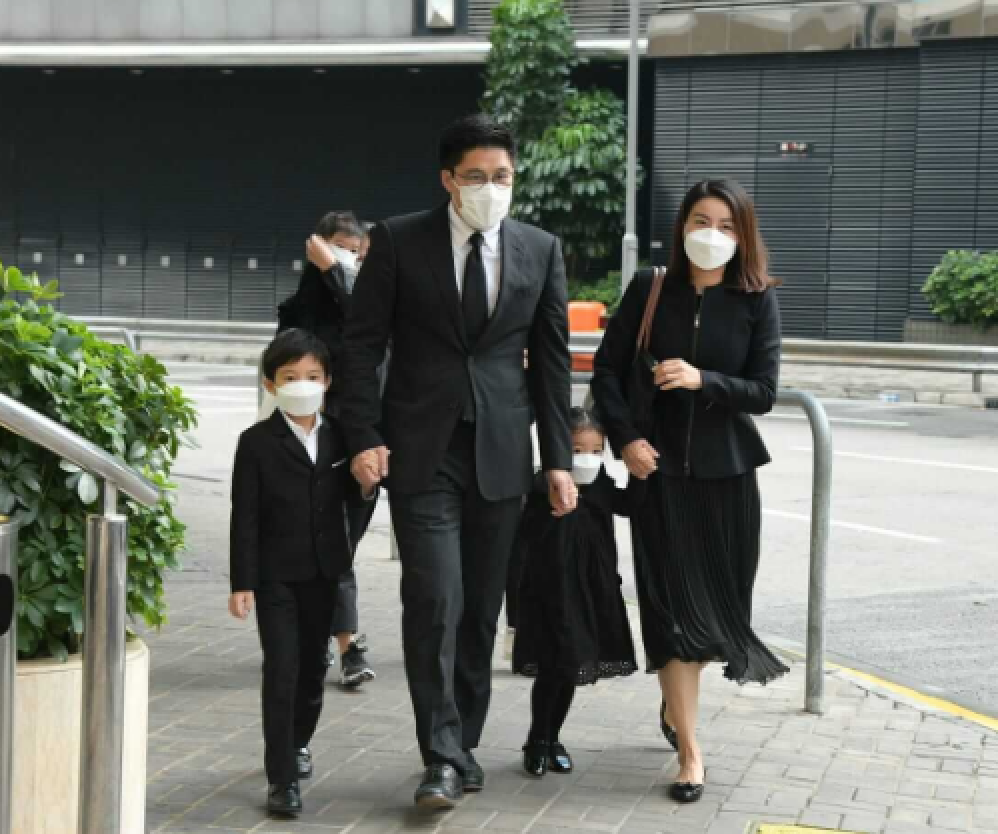 郭晶晶的大嫂风范：一个眼神就让弟弟们听话，