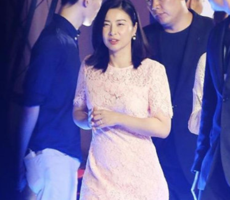 郭晶晶的大嫂风范：一个眼神就让弟弟们听话，