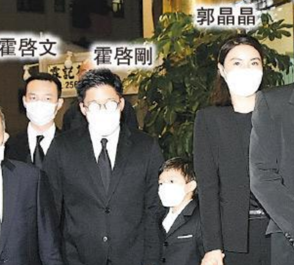 郭晶晶的大嫂风范：一个眼神就让弟弟们听话，