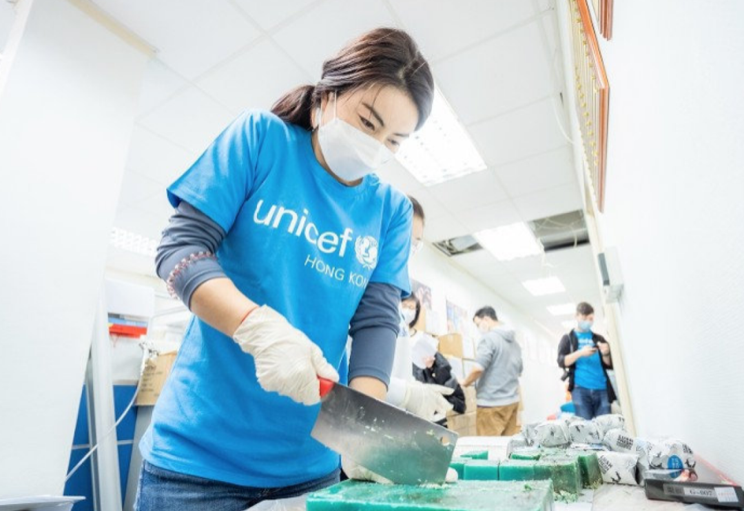 郭晶晶的大嫂风范：一个眼神就让弟弟们听话，