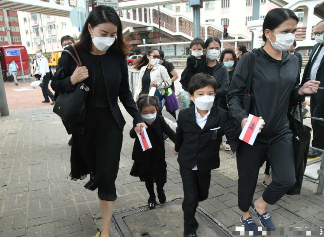 郭晶晶的大嫂风范：一个眼神就让弟弟们听话，