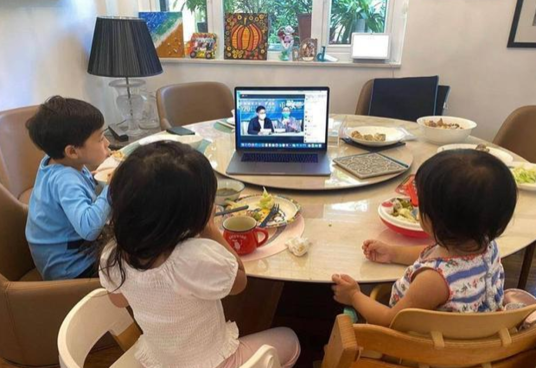 郭晶晶的大嫂风范：一个眼神就让弟弟们听话，