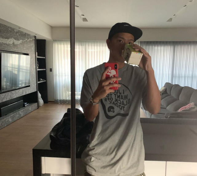 知情人透露黄鸿升猝死家中细节，口鼻流血，死