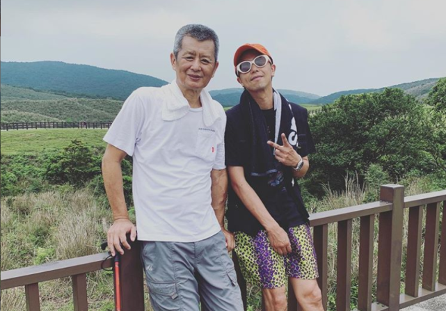 知情人透露黄鸿升猝死家中细节，口鼻流血，死