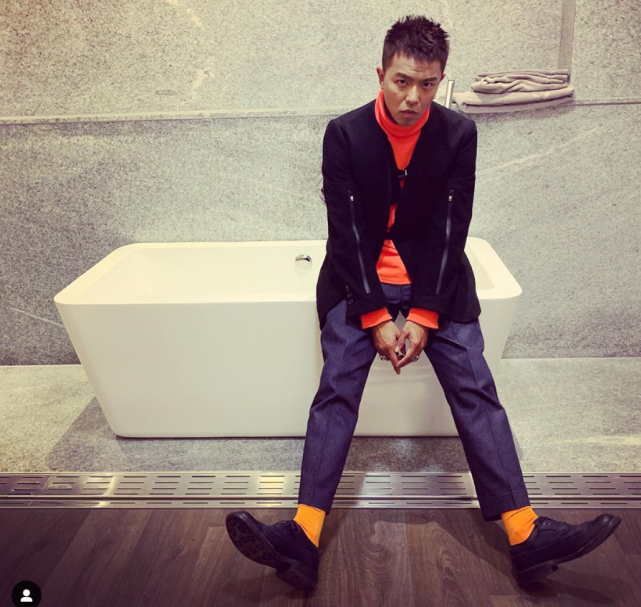 知情人透露黄鸿升猝死家中细节，口鼻流血，死