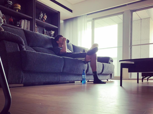 知情人透露黄鸿升猝死家中细节，口鼻流血，死