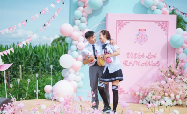 蔡少芬47岁生日，与张晋撇下儿女过二人世界，俩