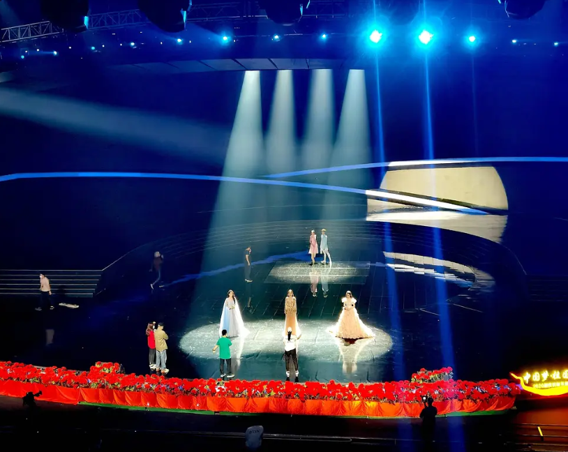 杨颖李沁张天爱同台补妆:均由多位“助理”协