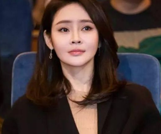 她果断放弃当外交官，选择成为女明星，闪婚富