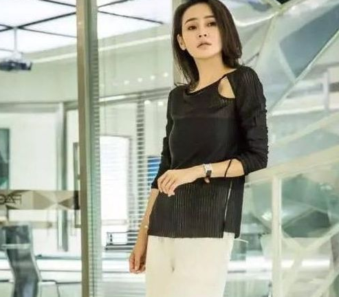 她果断放弃当外交官，选择成为女明星，闪婚富