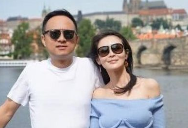 她果断放弃当外交官，选择成为女明星，闪婚富