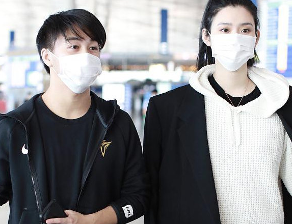 偶遇奚梦瑶夫妇逛超市，何猷君对老婆温柔呵护