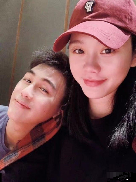 偶遇奚梦瑶夫妇逛超市，何猷君对老婆温柔呵护