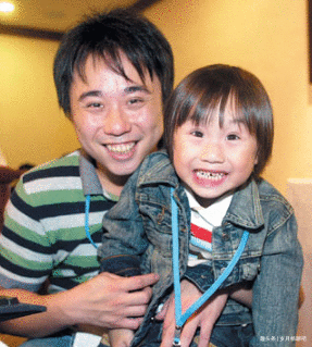 06年2岁童星沦为父亲“提款机”,被“吸血”10年