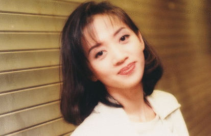 百变天后梅艳芳：璀璨背后的悲凉亲情，私密衣