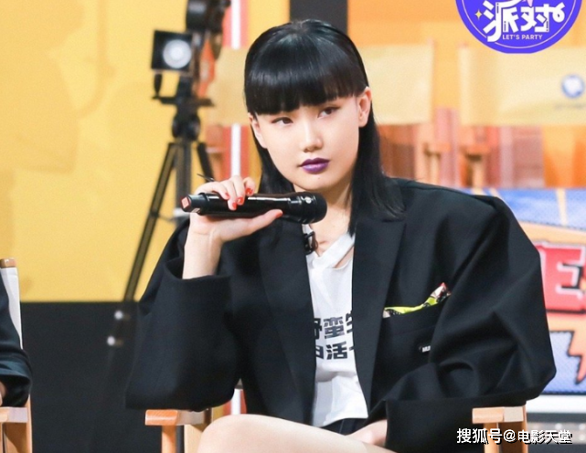 姐姐成团半月各玩各的，郁可唯黄龄混得好惨，