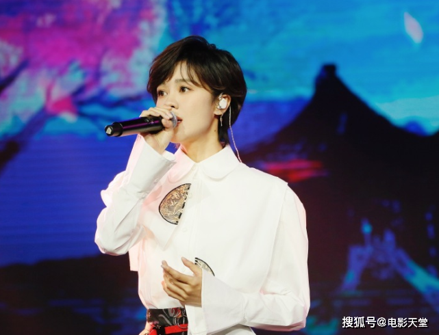 姐姐成团半月各玩各的，郁可唯黄龄混得好惨，