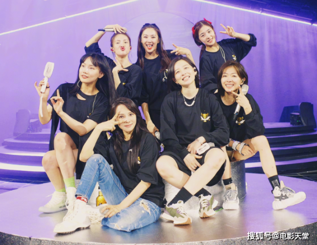 姐姐成团半月各玩各的，郁可唯黄龄混得好惨，