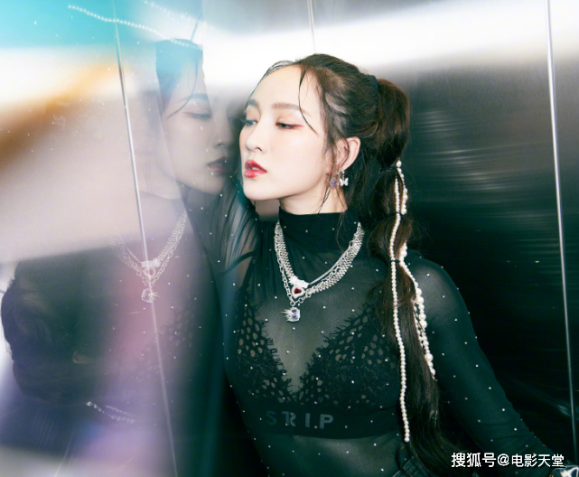 姐姐成团半月各玩各的，郁可唯黄龄混得好惨，