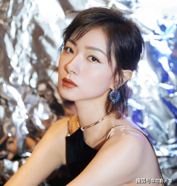 姐姐成团半月各玩各的，郁可唯黄龄混得好惨，