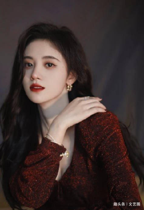 鞠婧祎旧图曝光又被质疑整容，王思聪吃瓜，美