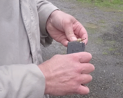 作战时，打光子弹的弹夹为何不能丢掉？