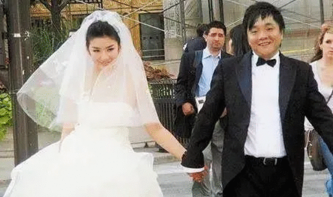 遭渣男家暴还被侮辱"淫猫"?最美琼女郎一