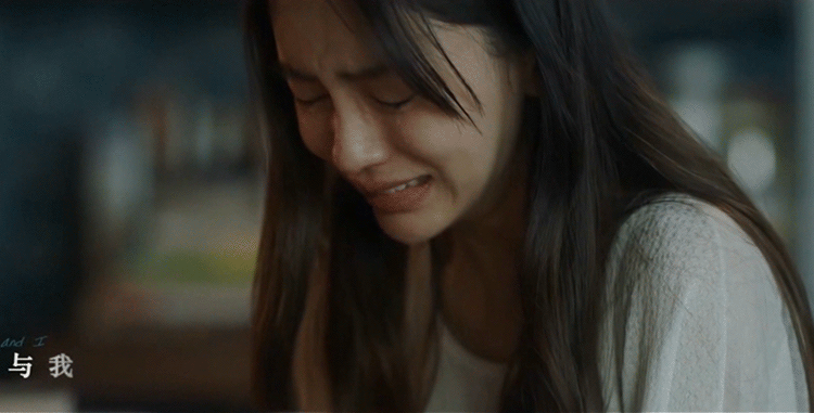 baby哭戏登热搜榜首，“微笑唇”阻碍了她的演技