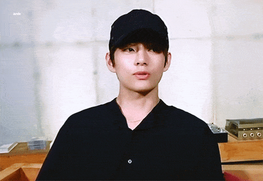 同样的着装，不同感觉的金泰亨！