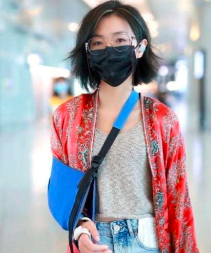 万茜人设崩塌？点赞宁静黑评，自称被盗号，官