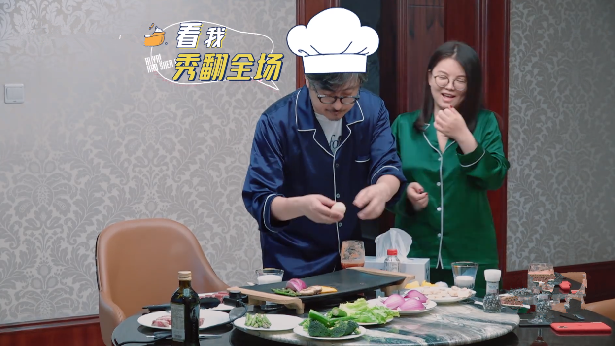 王岳伦殷勤给老婆烤肉煎鸡蛋，李湘奖励亲吻一