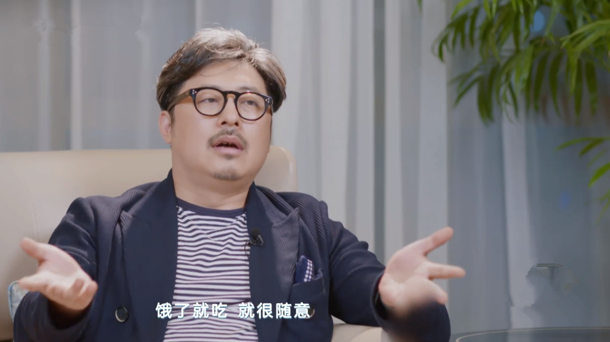 王岳伦殷勤给老婆烤肉煎鸡蛋，李湘奖励亲吻一