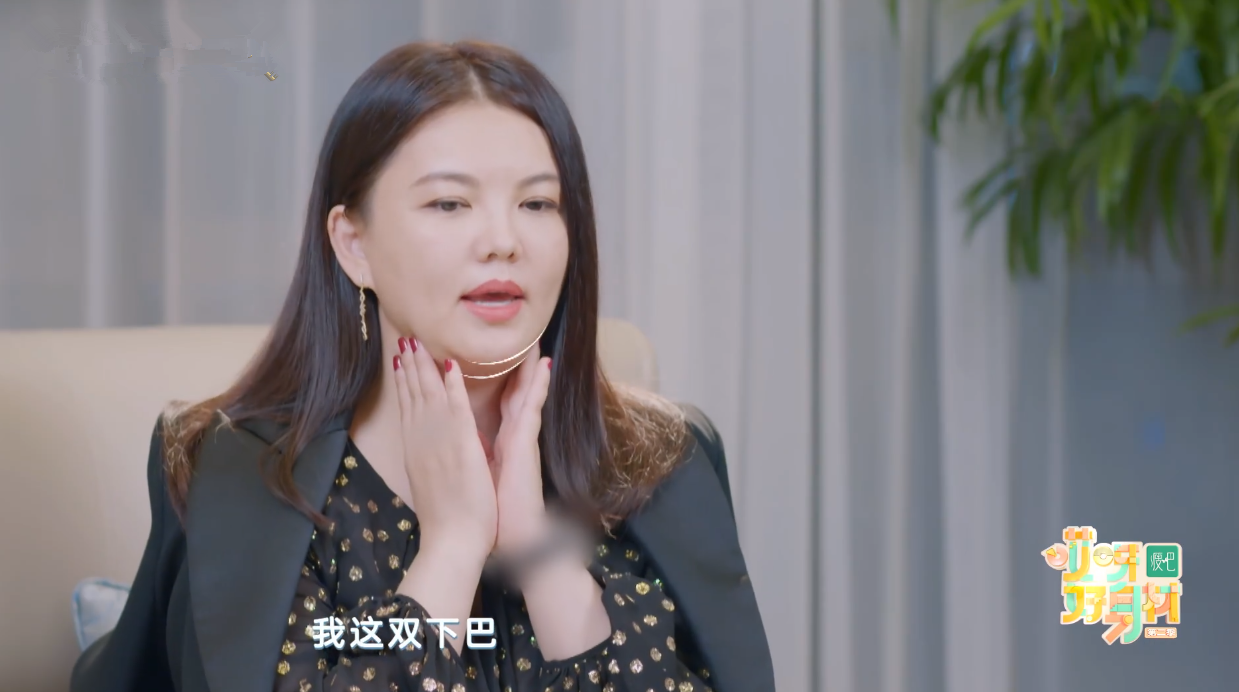 王岳伦殷勤给老婆烤肉煎鸡蛋，李湘奖励亲吻一