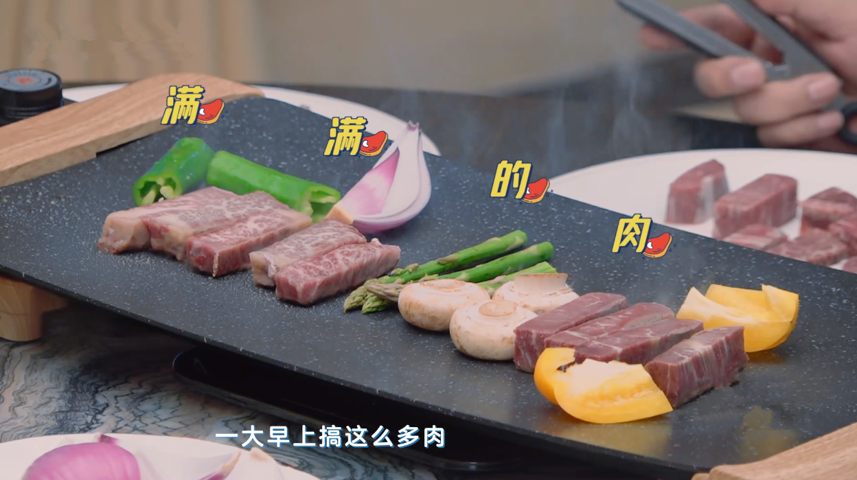 王岳伦殷勤给老婆烤肉煎鸡蛋，李湘奖励亲吻一