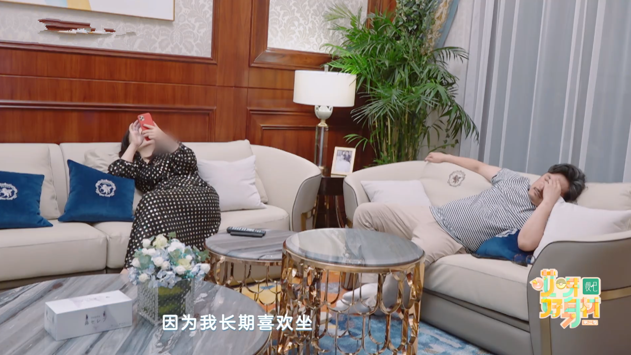 王岳伦殷勤给老婆烤肉煎鸡蛋，李湘奖励亲吻一