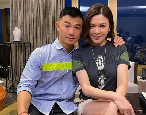 关之琳越老越潇洒！深夜聚会被鲜肉揽肩包围，