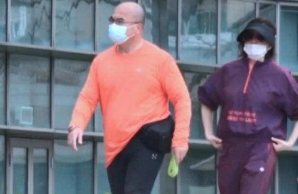 关之琳越老越潇洒！深夜聚会被鲜肉揽肩包围，