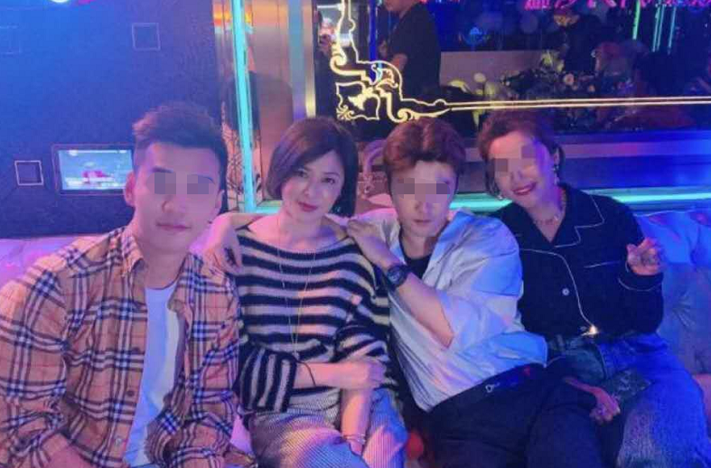 关之琳越老越潇洒！深夜聚会被鲜肉揽肩包围，