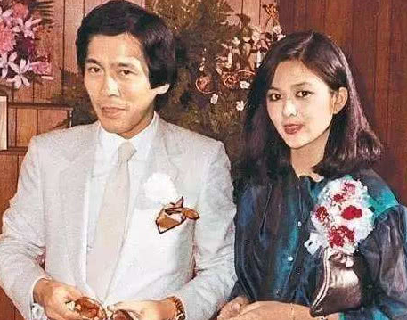 关之琳越老越潇洒！深夜聚会被鲜肉揽肩包围，