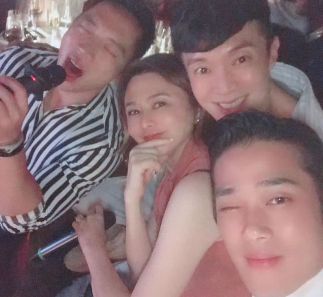 关之琳越老越潇洒！深夜聚会被鲜肉揽肩包围，