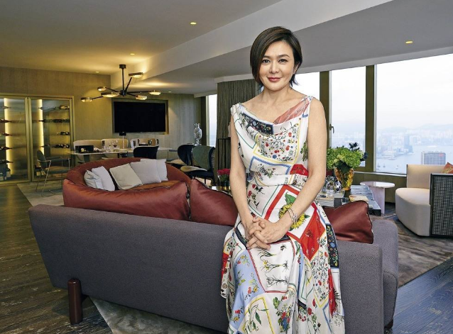 关之琳越老越潇洒！深夜聚会被鲜肉揽肩包围，