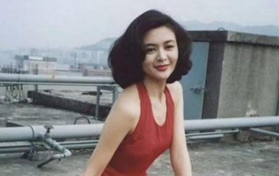 关之琳越老越潇洒！深夜聚会被鲜肉揽肩包围，