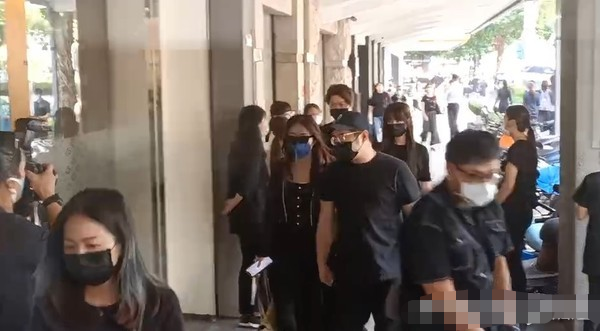 黄鸿升设灵首日众星悼念，黄爸爸鞠躬感谢，悲