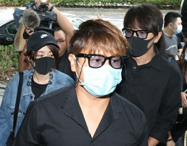 黄鸿升设灵首日众星悼念，黄爸爸鞠躬感谢，悲