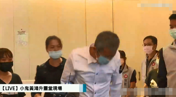 黄鸿升设灵首日众星悼念，黄爸爸鞠躬感谢，悲