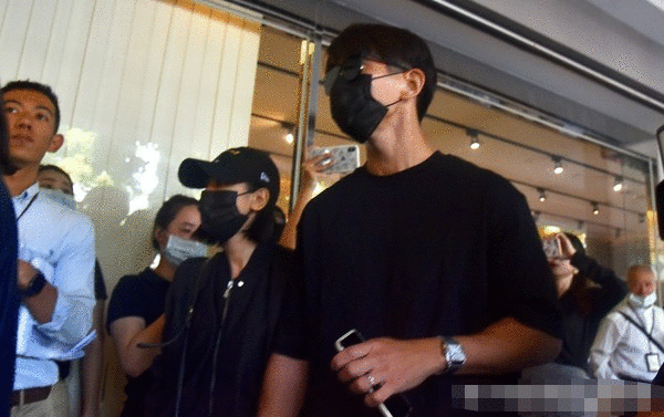 黄鸿升设灵首日众星悼念，黄爸爸鞠躬感谢，悲