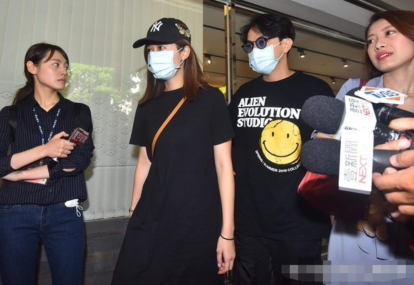 黄鸿升设灵首日众星悼念，黄爸爸鞠躬感谢，悲