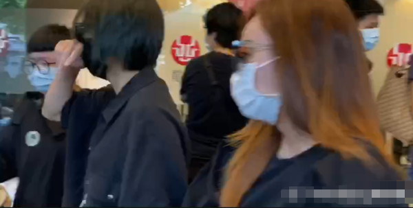 黄鸿升设灵首日众星悼念，黄爸爸鞠躬感谢，悲